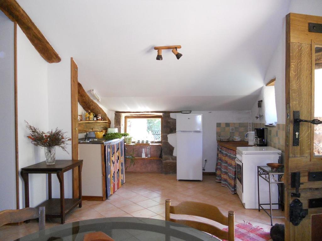 Gite Des Monts Saint-Izaire Szoba fotó