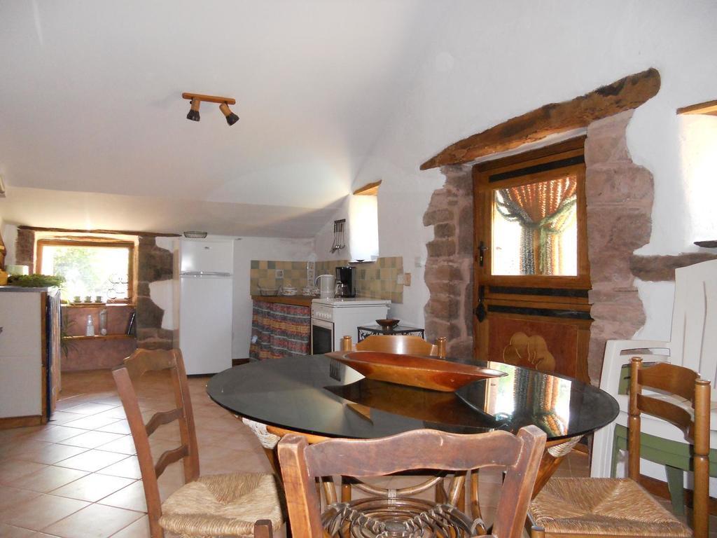 Gite Des Monts Saint-Izaire Szoba fotó