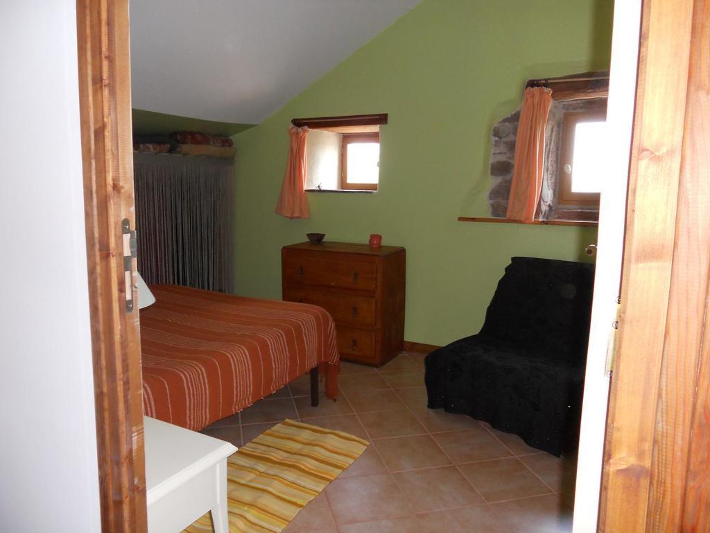 Gite Des Monts Saint-Izaire Szoba fotó